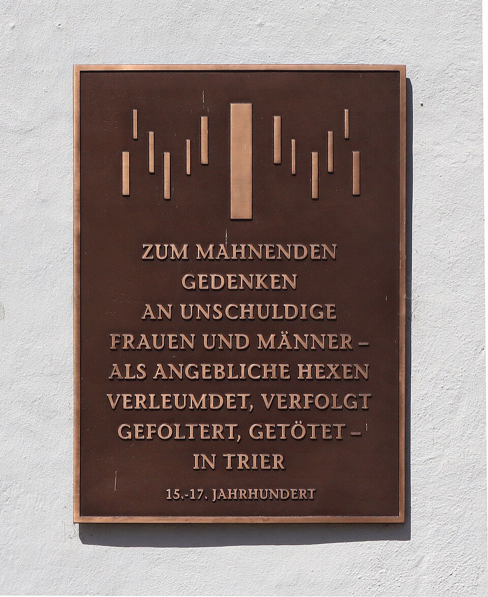Gedenktafel in Braun und Gold