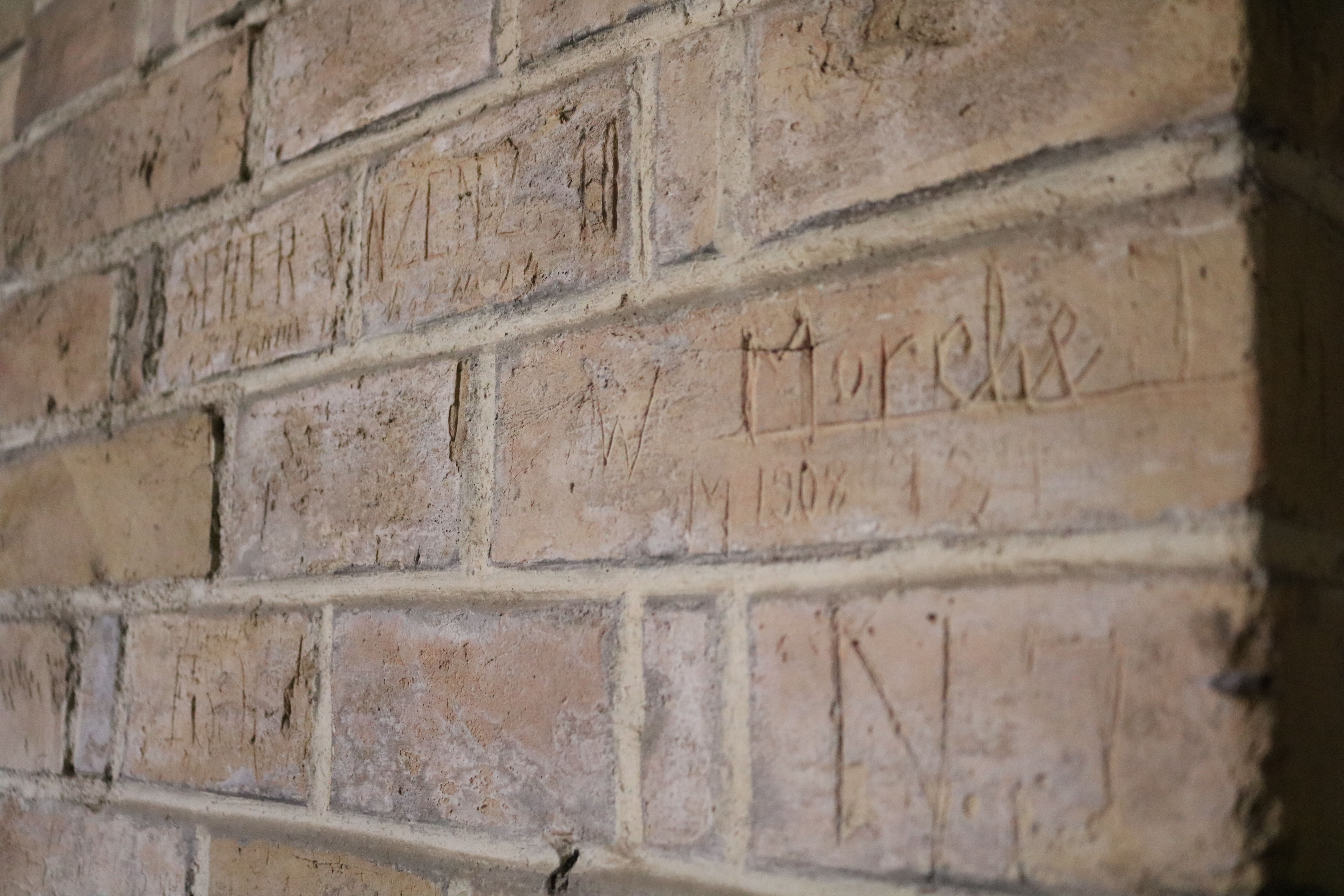 Ein Haus, das von sich aus Geschichte ausstrahlt: auf den Mauern um das Museum finden sich Einkerbungen aus den vergangenen Jahrhunderten.