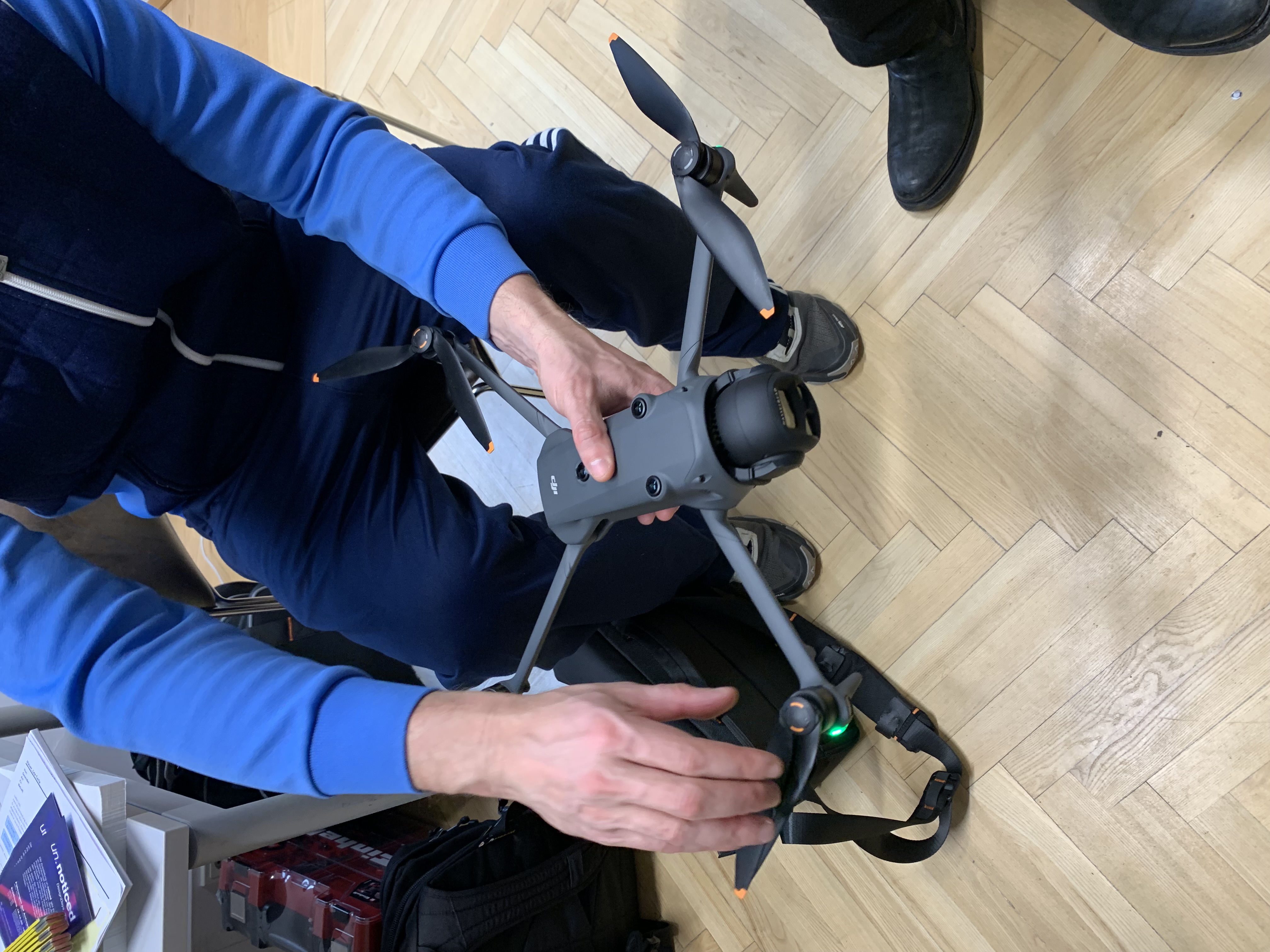 Männerhand hält schwarze Drohne