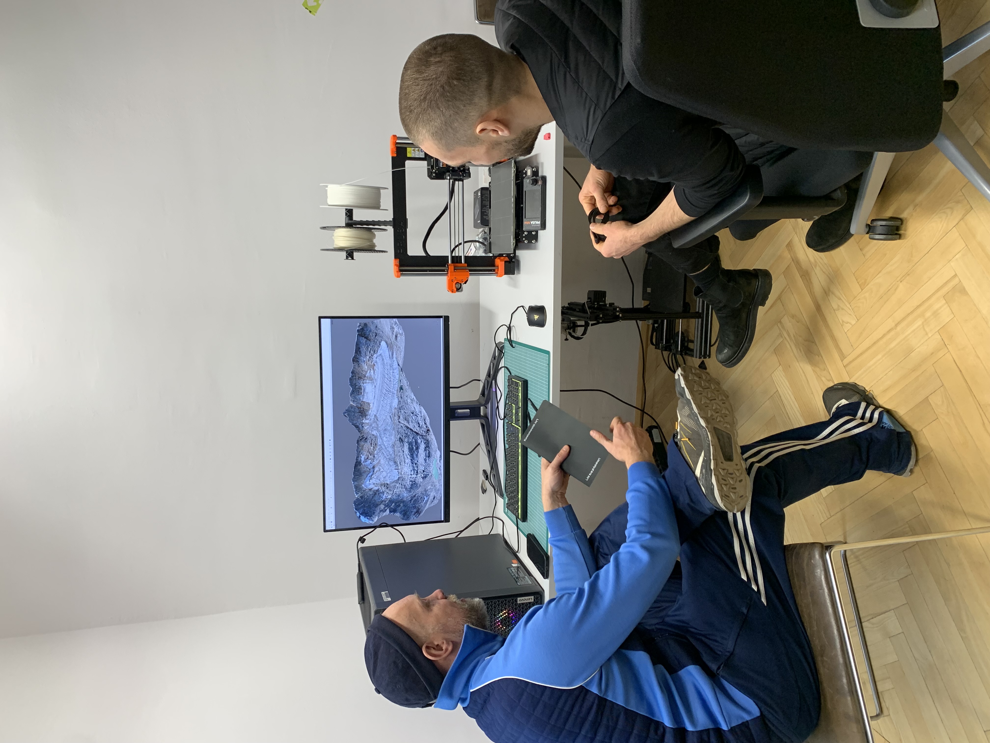 Männer sitzen an einem Gletschermodell