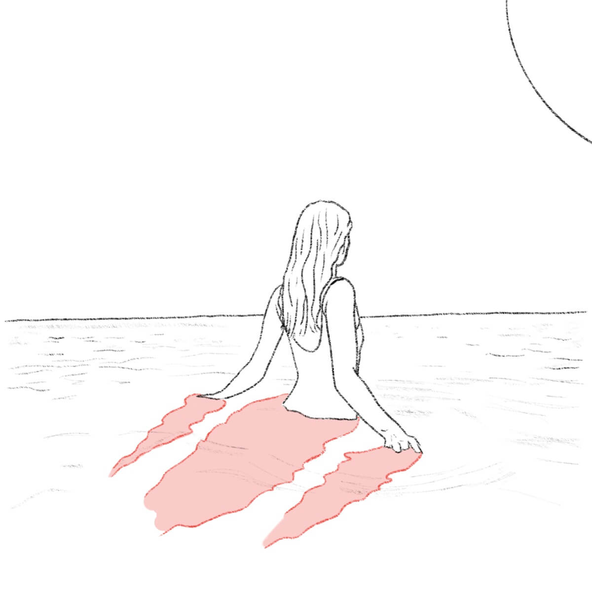 Frau geht mit Sonnencreme ins Meer