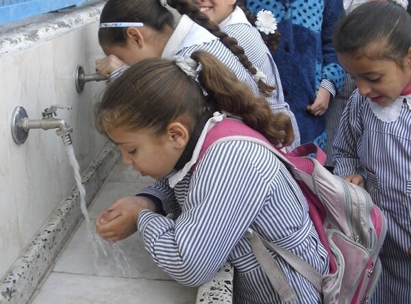 Mädchen trinkt Wasser in Gaza